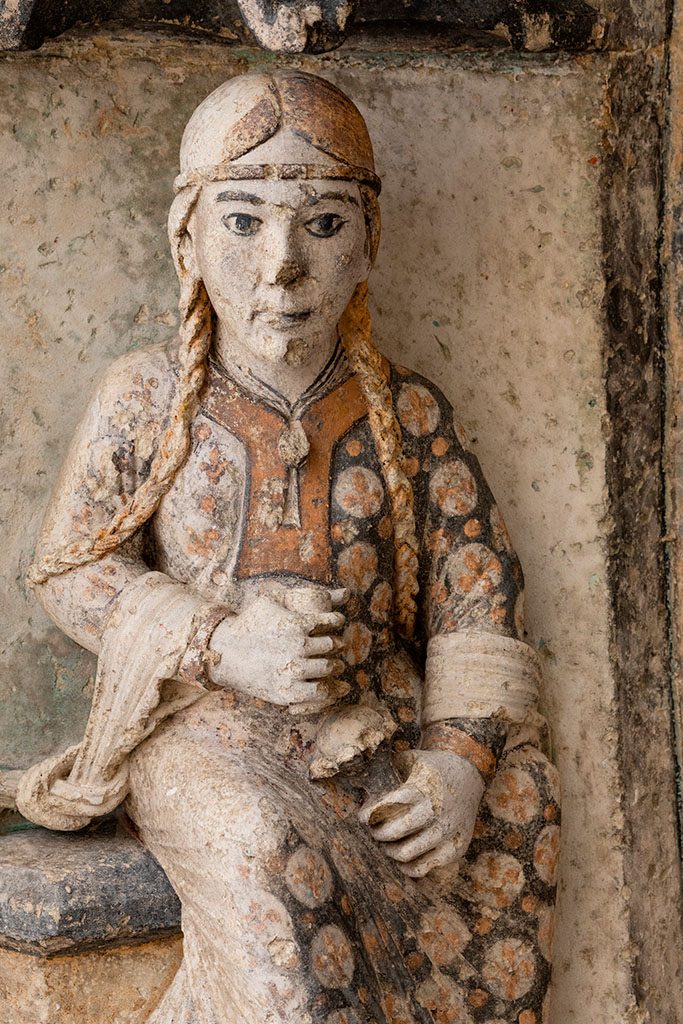 Cathédrale de Senlis, portail médiéval polychromé de la façade ouest, détail d'un personnage féminin.