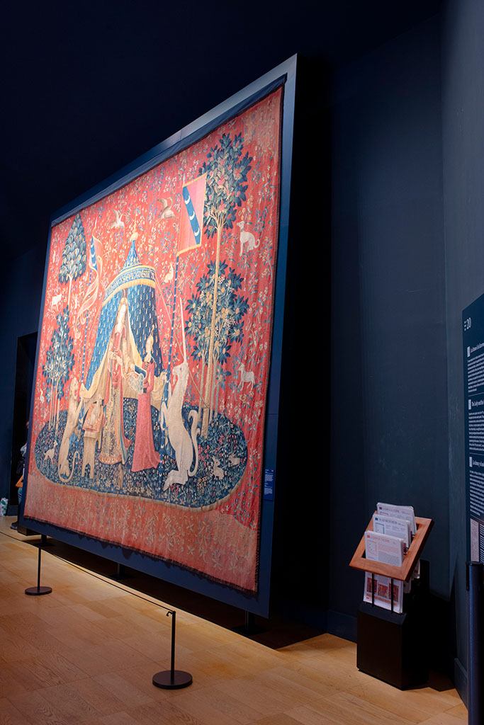 Musée de Cluny, présentation sur plan incliné des tapisseries de la Dame à la licorne.
