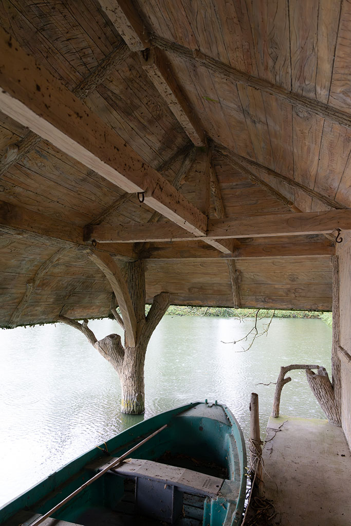 Embarcadère à l'Abbaye de Faremoutiers, projet ArtCim pour la préservation des rocailles et décors de faux bois, charpente de béton.